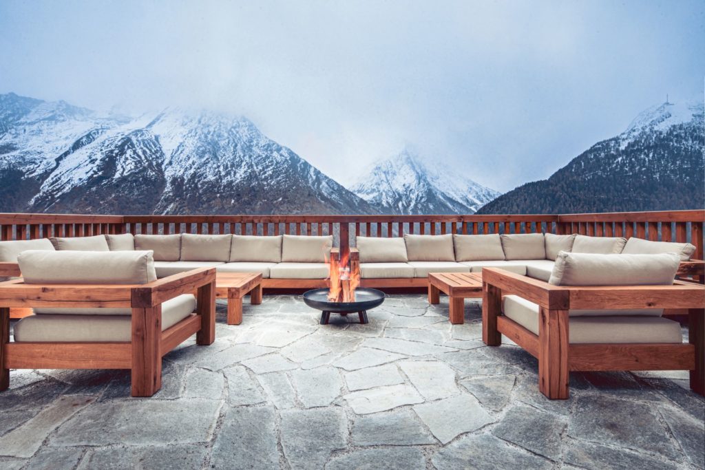 offre une vue sur les montagnes